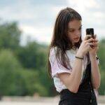 Garota tirando uma foto da paisagem