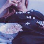 Pessoa assintindo uma série