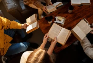 Imagem ilustrativa de livros adaptados para séries