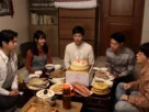 Imagem dos personagens ao redor de algumas comidas dos doramas