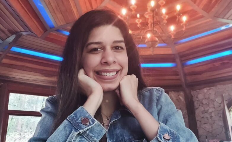 Foto da dubladora Gabriela Medeiros