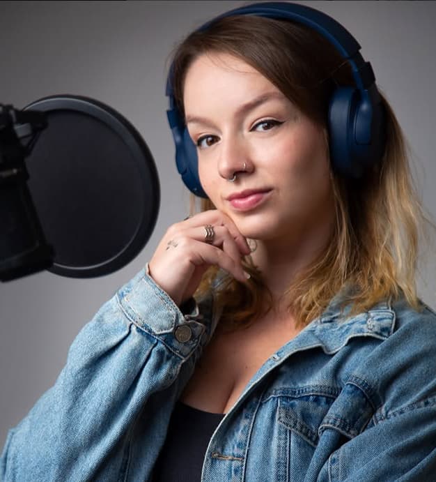 Foto da dubladora Taís Feijó