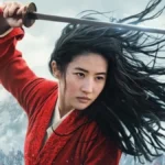 Imgem promocional do filme Mulan, com uma das atrizes chinesas