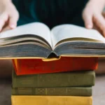 Imagem ilustrativa dos gêneros de livros.