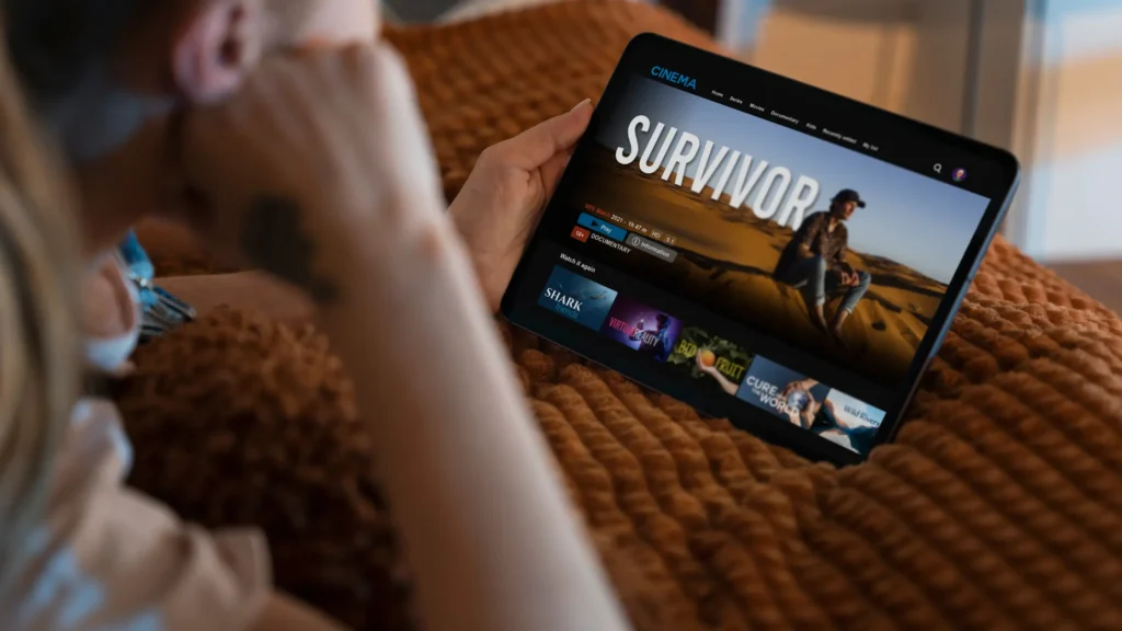 Imagem de uma pessoa navegando por uma das plataformas de streaming