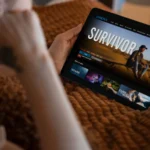 Imagem de uma pessoa navegando por uma das plataformas de streaming