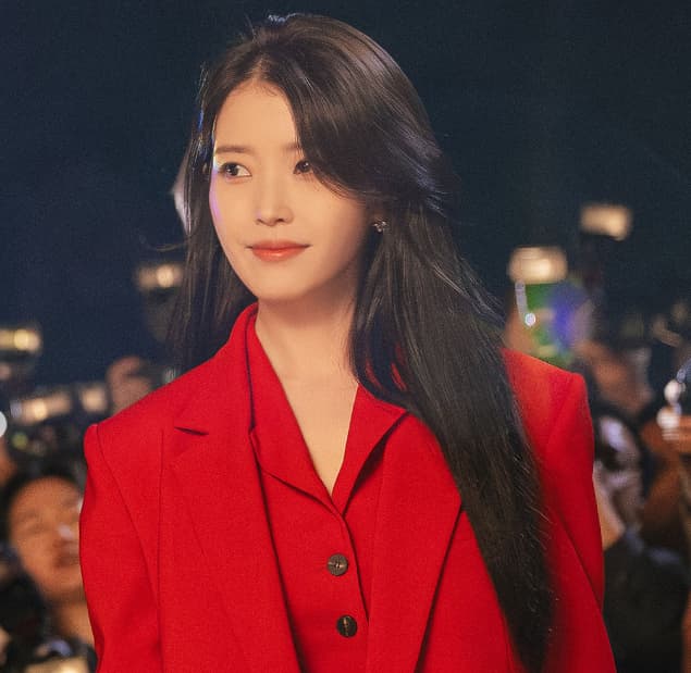 IU como parte do elenco de A Coroa Perfeita