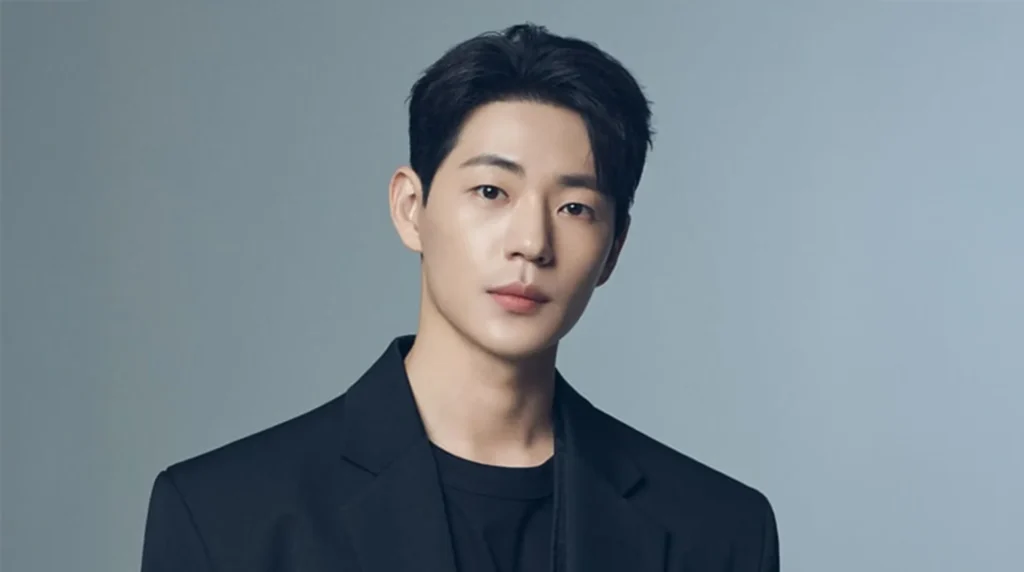 Foto do ator Shin Jae-ha
