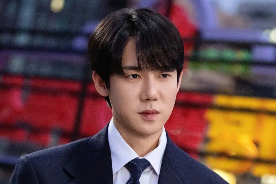 Foto do ator yoo yeon seok, parte do elenco de O Advogado Fantasma