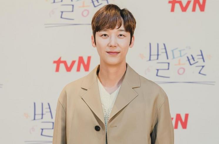 Foto do ator yoon jong hoon, parte do elenco de Siren´s kiss