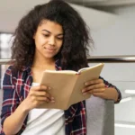 Imagem de uma pessoa lendo