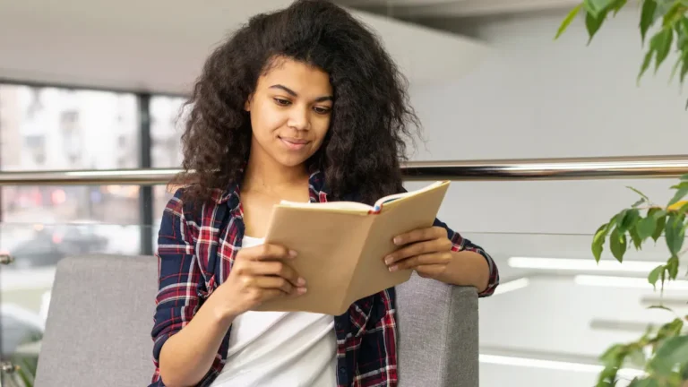 Imagem de uma pessoa lendo