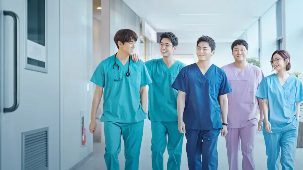 Imagem promocional de Hospital Playlist, um dos doramas slice of life