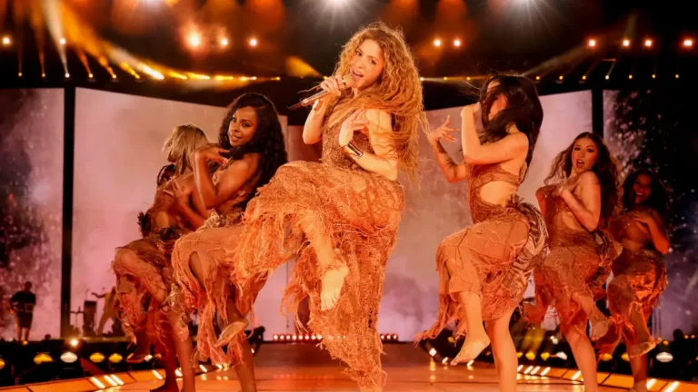 Shakira performando um dos estilos da música latina