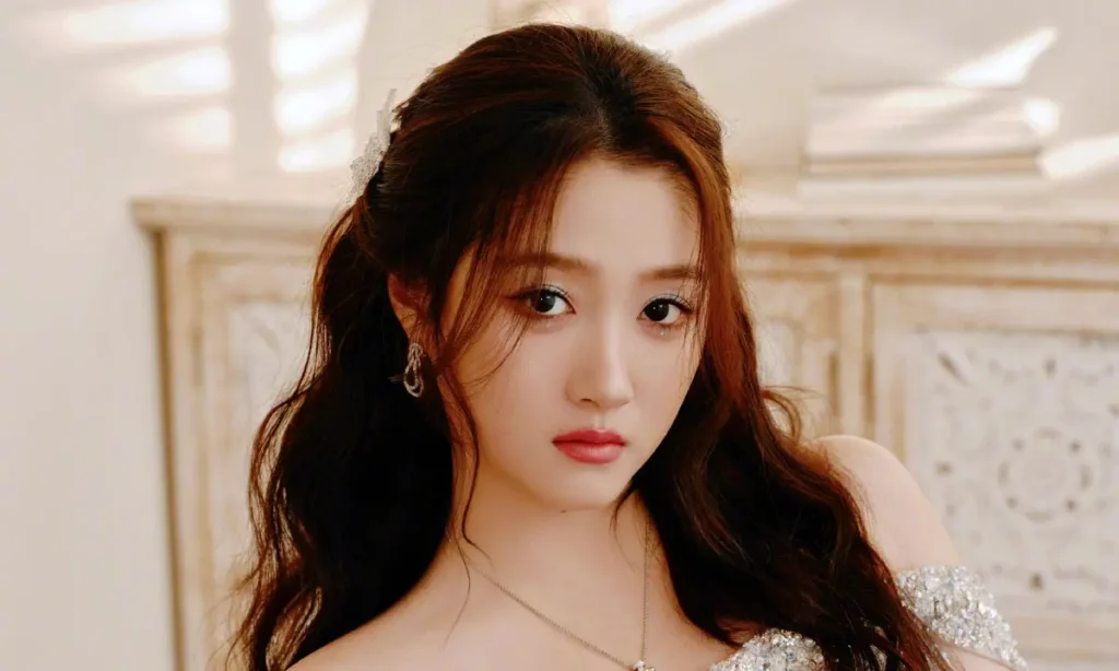 Foto da atriz Guan Xiaotong