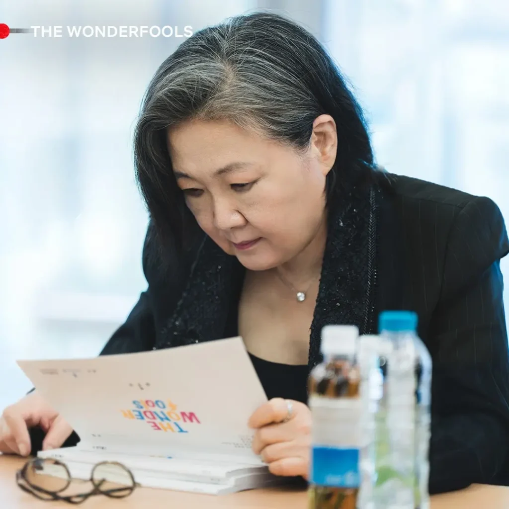Foto da Kim Hae Sook lendo roteiro de Os SUPERtontos