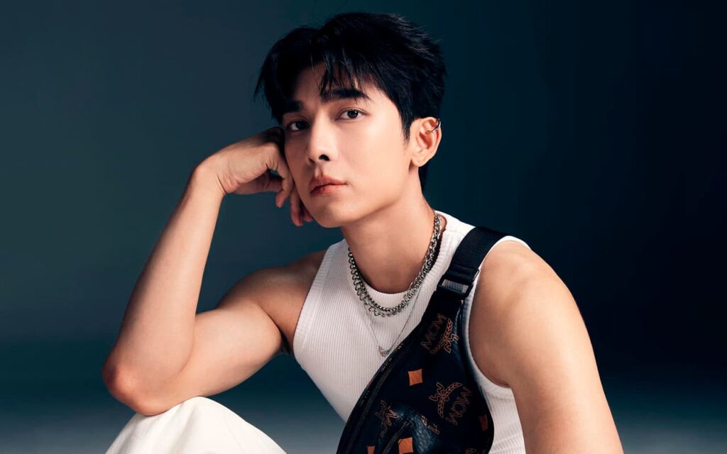 Foto do ator Mew Suppasit