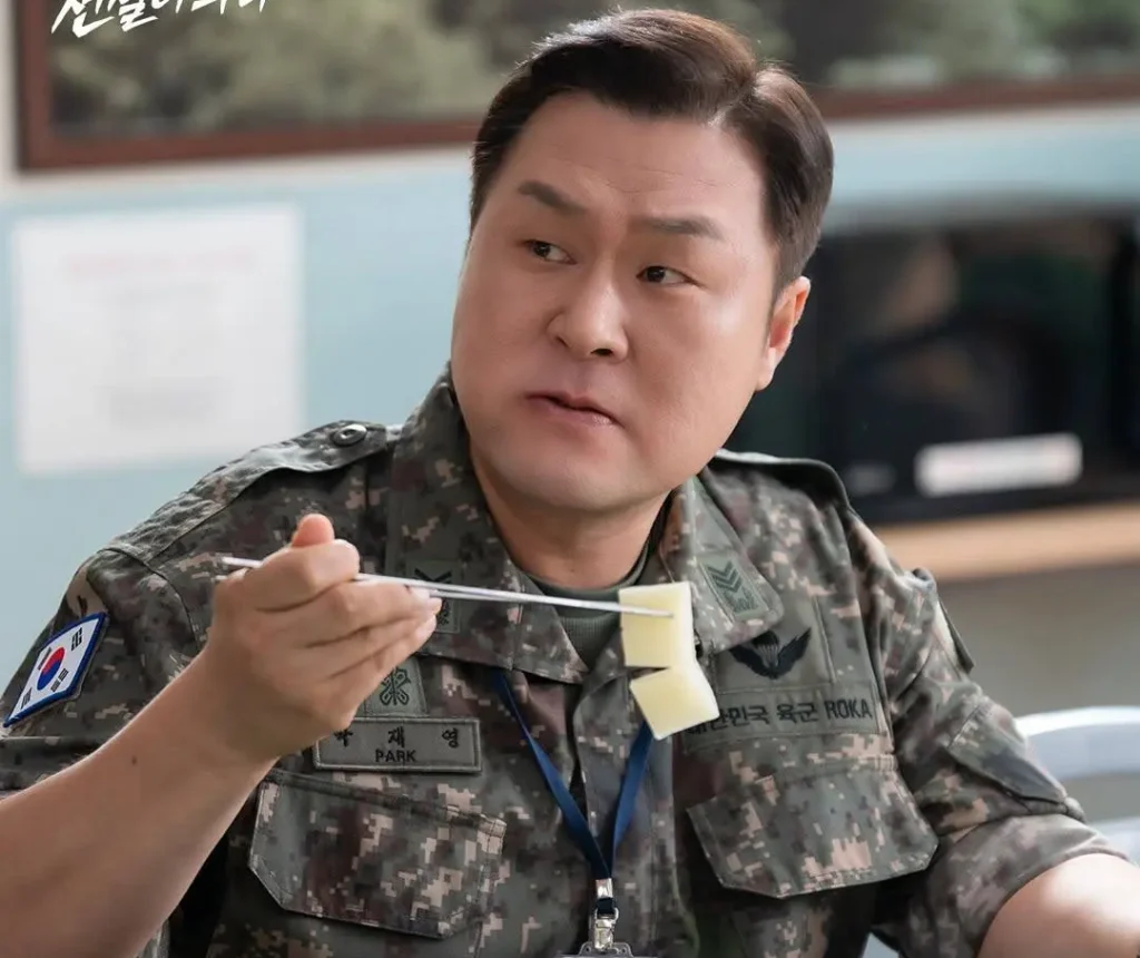 Foto do ator Yoon Kyung Ho em A Lenda do Soldado Cozinheiro